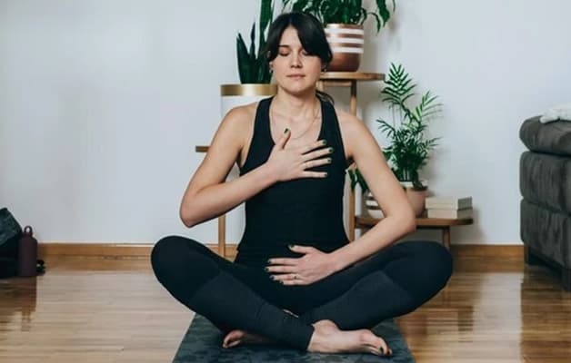 Thở bụng có thể giúp điều chỉnh hơi thở một cách có kiểm soát.