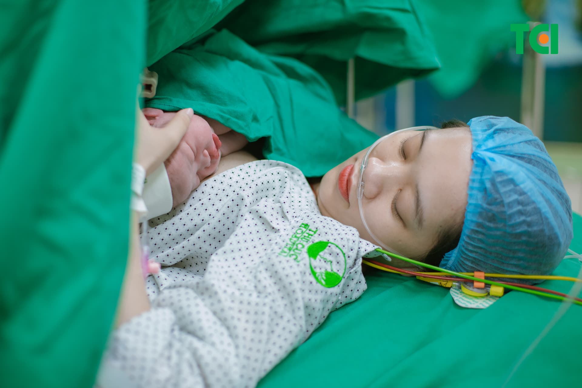 Em bé được áp da với mẹ sau sinh