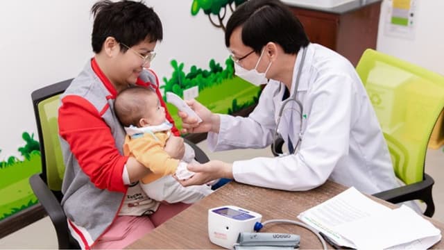 Trẻ tiêm vacxin 6 trong 1 có bị sốt không và cách chăm sóc nếu sốt