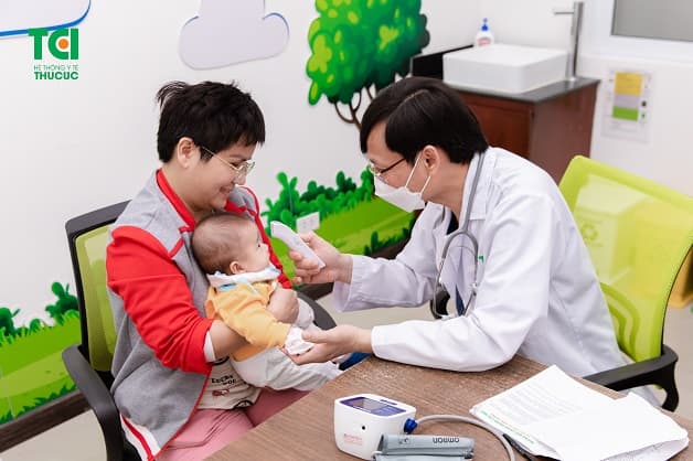 Sau lần uống thuốc thứ 3, trẻ vẫn không đỡ sốt thì ba mẹ cần liên lạc lại với Phòng tiêm chủng để được hỗ trợ