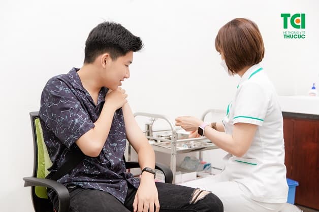 Tiêm vacxin nên tiêm tay nào là câu hỏi nhiều người quan tâm