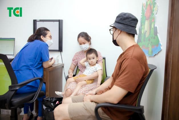 Trẻ tiêu chảy cấp nên sớm được đi khám bác sĩ để được hỗ trợ điều trị kịp thời, đảm bảo an toàn