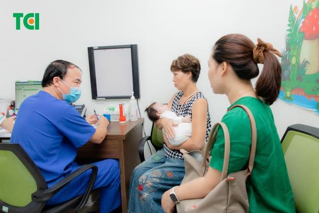 Trẻ có triệu chứng sốt cao kéo dài nên được đi khám bác sĩ nhằm sớm xác định bệnh và điều trị