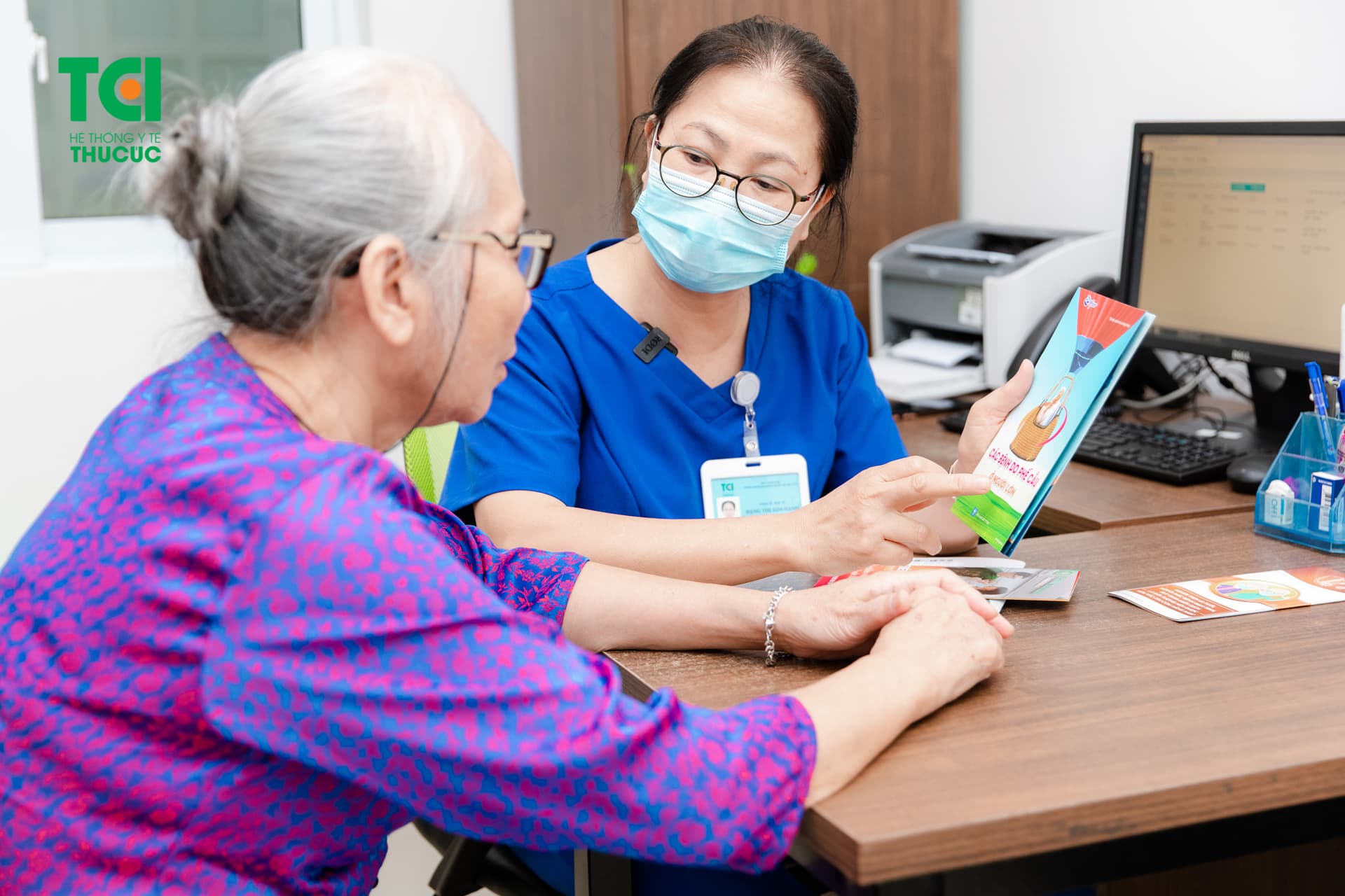 Người trên 65 tuổi có được tiêm vắc xin không là câu hỏi nhiều người quan tâm