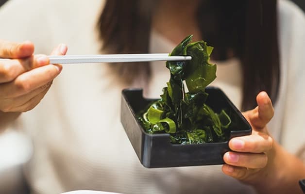 Người bệnh tuyến giáp nên ăn gì - Rong biển chứa hàm lượng iod cao giúp giảm nguy cơ phát triển u tuyến giáp.