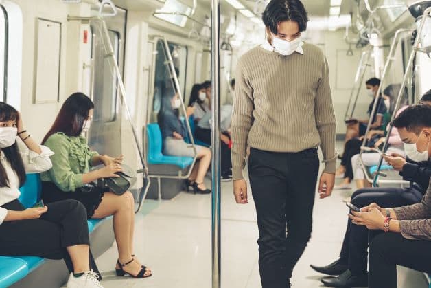 Tiêm vacxin phòng cúm mùa giúp ngăn chặn sự lây nhiễm và phát tán của virus cúm trong cộng đồng.