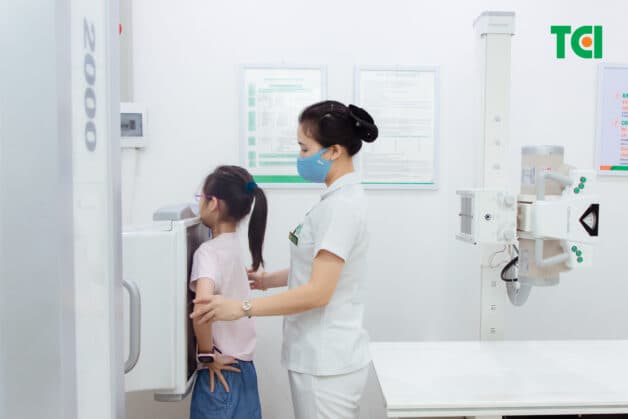 Chụp X-quang được thực hiện để đánh giá tình trạng đường hô hấp và loại trừ các bệnh lý khác có triệu chứng tương tự.