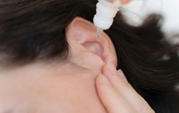 Trẻ viêm tai thể mạn tính có thể điều trị bằng thuốc theo chỉ định của bác sĩ