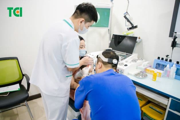 Phụ huynh nên cho trẻ xuất hiện triệu chứng bất thường về tai đi khám bác sĩ chuyên khoa