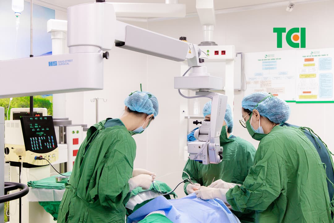 Ảnh mổ Phaco bác Hoàng Đức Thùy 82 tuổi