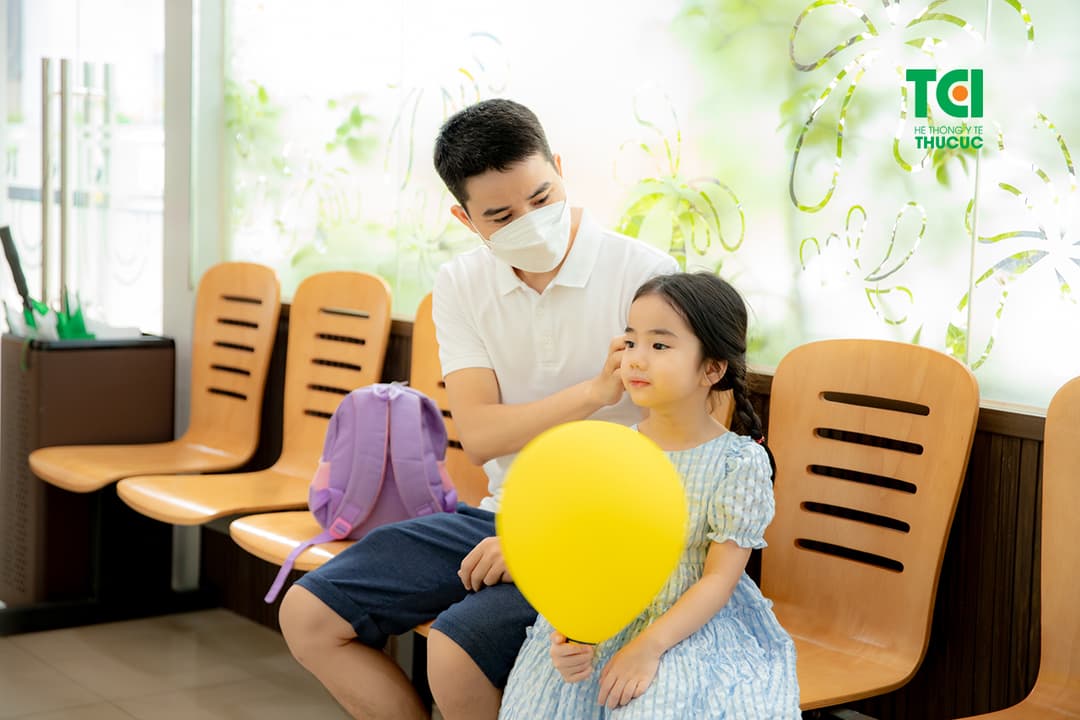 Ảnh tiêm chủng bé Diệu Anh