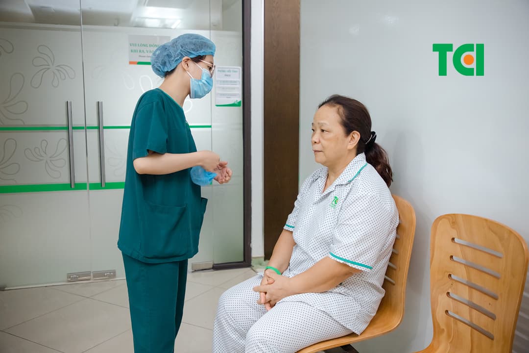 Ảnh mổ Phaco lấy lại thị lực cho bác Trần Thị Kim Cúc tại Thu Cúc TCI