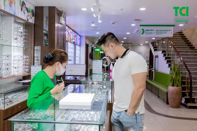 Ảnh khách hàng Nguyễn Duy Đức cắt kính tại Thu Cúc TCI