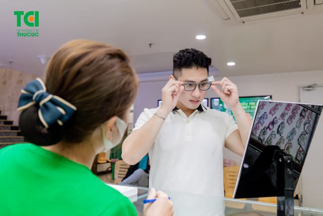 Ảnh khách hàng Nguyễn Duy Đức cắt kính tại Thu Cúc TCI