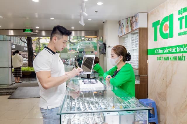 Ảnh khách hàng Nguyễn Duy Đức cắt kính tại Thu Cúc TCI
