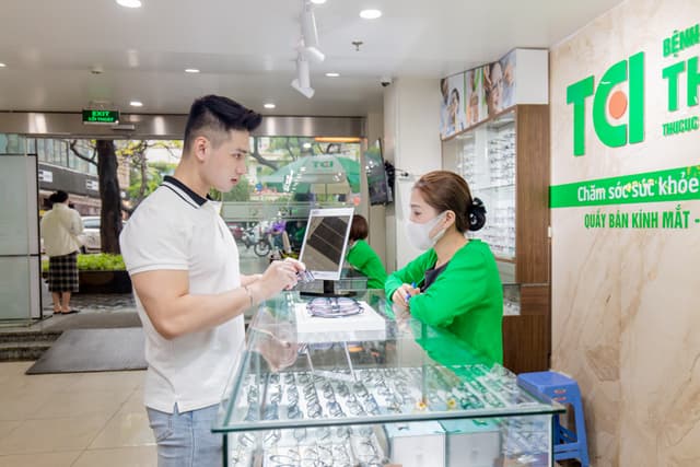 Ảnh khách hàng Nguyễn Duy Đức cắt kính tại Thu Cúc TCI