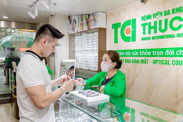 Ảnh khách hàng Nguyễn Duy Đức cắt kính tại Thu Cúc TCI