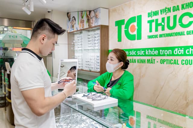 Ảnh khách hàng Nguyễn Duy Đức cắt kính tại Thu Cúc TCI