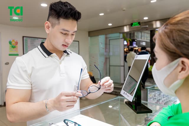 Ảnh khách hàng Nguyễn Duy Đức cắt kính tại Thu Cúc TCI