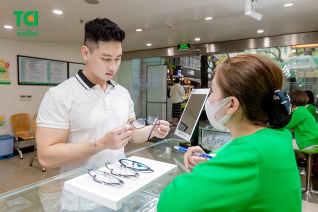 Ảnh khách hàng Nguyễn Duy Đức cắt kính tại Thu Cúc TCI