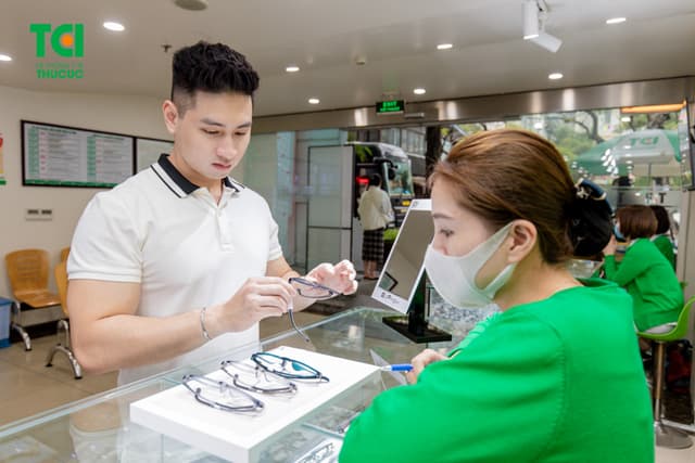 Ảnh khách hàng Nguyễn Duy Đức cắt kính tại Thu Cúc TCI