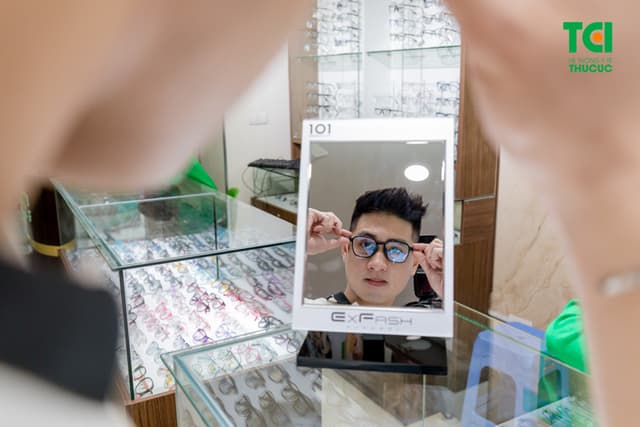 Ảnh khách hàng Nguyễn Duy Đức cắt kính tại Thu Cúc TCI