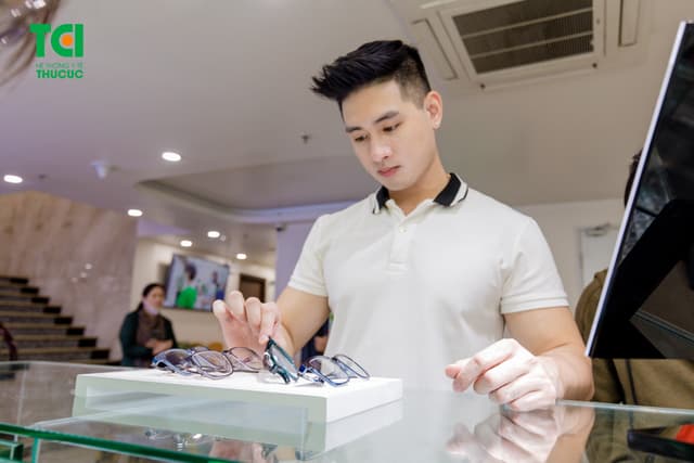 Ảnh khách hàng Nguyễn Duy Đức cắt kính tại Thu Cúc TCI