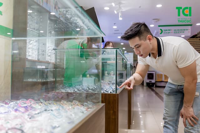 Ảnh khách hàng Nguyễn Duy Đức cắt kính tại Thu Cúc TCI