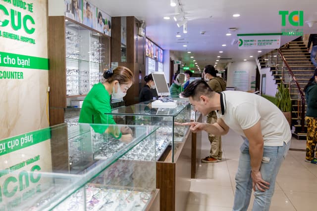Ảnh khách hàng Nguyễn Duy Đức cắt kính tại Thu Cúc TCI