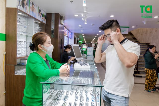 Ảnh khách hàng Nguyễn Duy Đức cắt kính tại Thu Cúc TCI