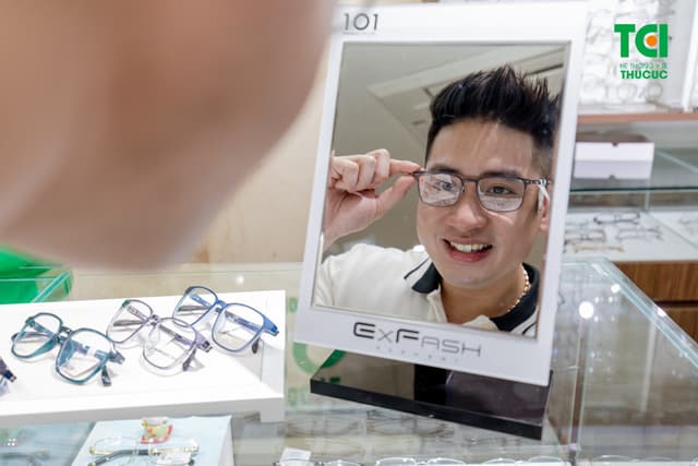 Ảnh khách hàng Nguyễn Duy Đức cắt kính tại Thu Cúc TCI