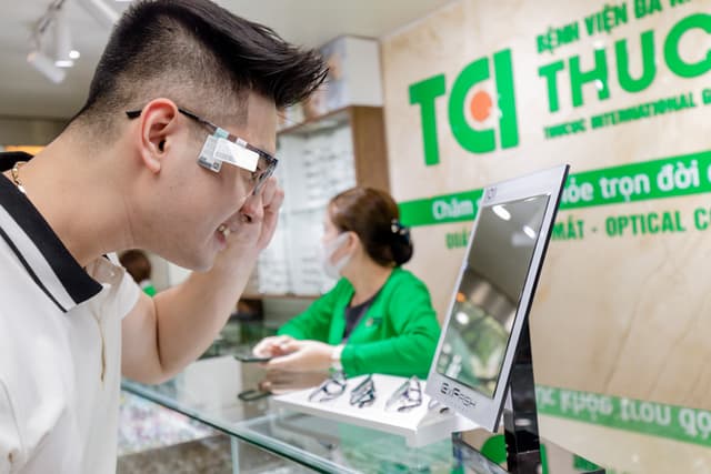 Ảnh khách hàng Nguyễn Duy Đức cắt kính tại Thu Cúc TCI