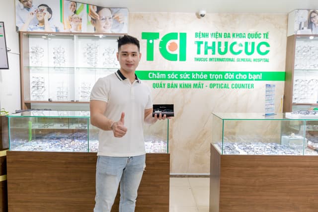 Ảnh khách hàng Nguyễn Duy Đức cắt kính tại Thu Cúc TCI