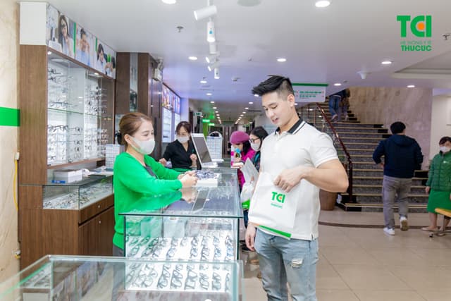 Ảnh khách hàng Nguyễn Duy Đức cắt kính tại Thu Cúc TCI