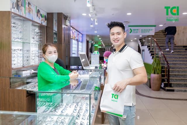Ảnh khách hàng Nguyễn Duy Đức cắt kính tại Thu Cúc TCI