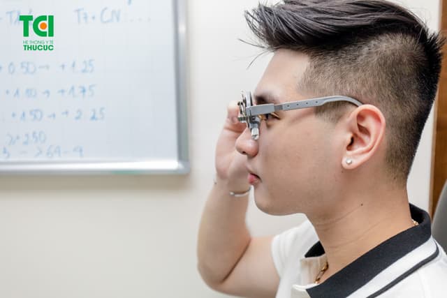 Ảnh khách hàng Nguyễn Duy Đức cắt kính tại Thu Cúc TCI