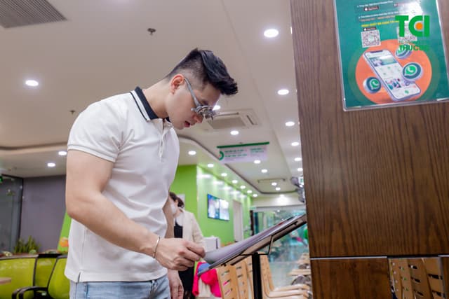 Ảnh khách hàng Nguyễn Duy Đức cắt kính tại Thu Cúc TCI