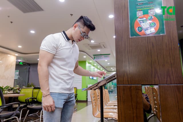 Ảnh khách hàng Nguyễn Duy Đức cắt kính tại Thu Cúc TCI