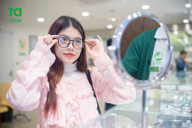 Ảnh “Bí quyết” lựa chọn kính phù hợp với khuôn mặt