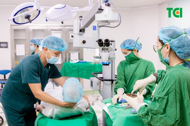 Ảnh mổ Phaco bác Hoàng Đức Thùy 82 tuổi