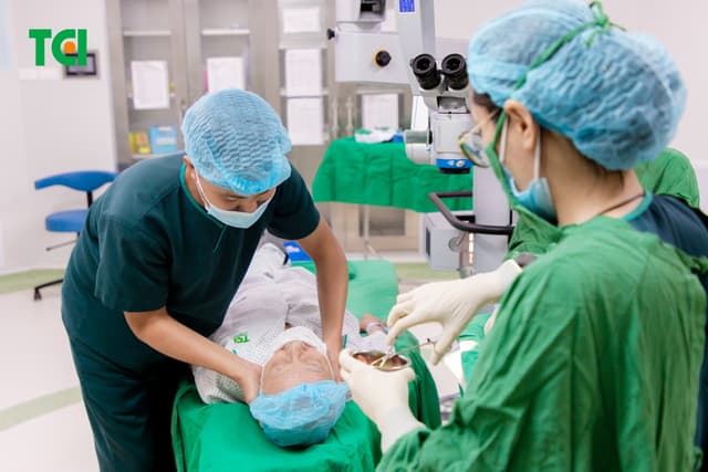 Ảnh mổ Phaco bác Hoàng Đức Thùy 82 tuổi