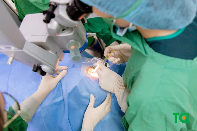 Ảnh mổ Phaco bác Hoàng Đức Thùy 82 tuổi