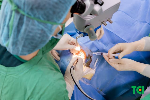 Ảnh mổ Phaco bác Hoàng Đức Thùy 82 tuổi