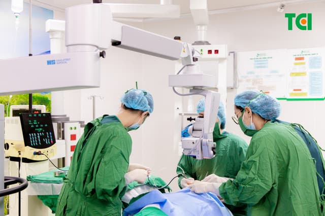 Ảnh mổ Phaco bác Hoàng Đức Thùy 82 tuổi