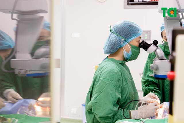 Ảnh mổ Phaco bác Hoàng Đức Thùy 82 tuổi