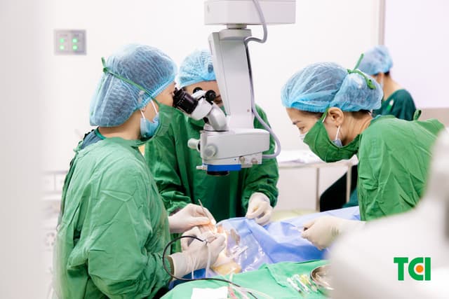 Ảnh mổ Phaco bác Hoàng Đức Thùy 82 tuổi