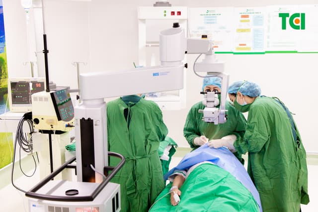 Ảnh mổ Phaco bác Hoàng Đức Thùy 82 tuổi