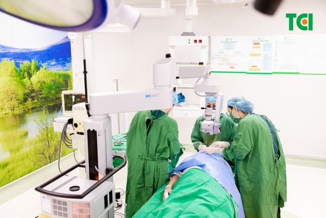 Ảnh mổ Phaco bác Hoàng Đức Thùy 82 tuổi