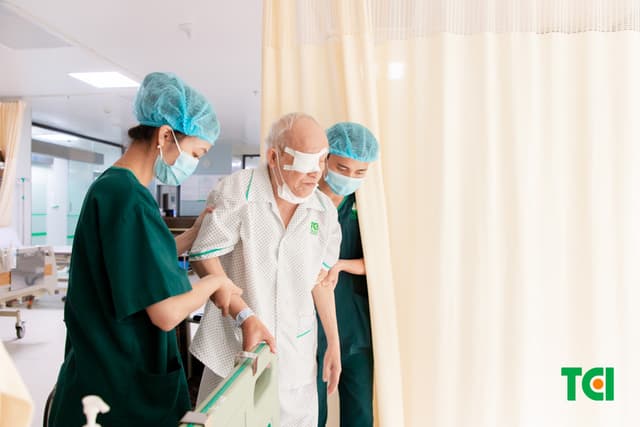 Ảnh mổ Phaco bác Hoàng Đức Thùy 82 tuổi