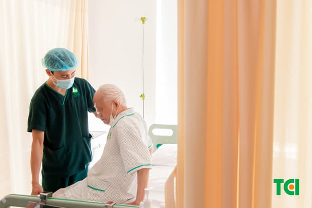 Ảnh mổ Phaco bác Hoàng Đức Thùy 82 tuổi